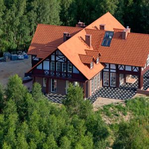 Posiadlosc Prezydenta Alksandra Kwasniewskiego na wschodnim brzegu jeziora Dabrowa Wlk. 04-08-2012r. EU, Pl, warm-maz. Lotnicze.