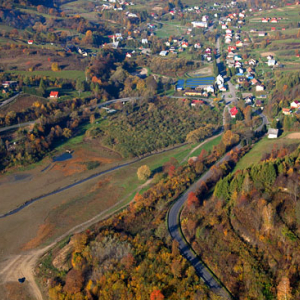 Niski poziom wody na zaporze Solinskiej, okolica Wolkowyja, dn. 20-10-2012. EU, Pl, podkarpackie. Lotnicze.