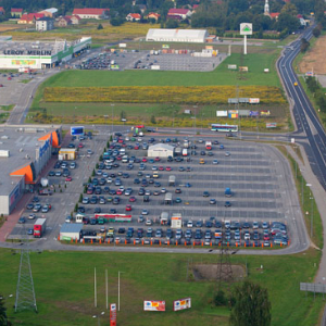 Hipermarkety przy drodze nr 30 w Zgorzelcu. EU, PL, Dolnoslaskie. LOTNICZE.