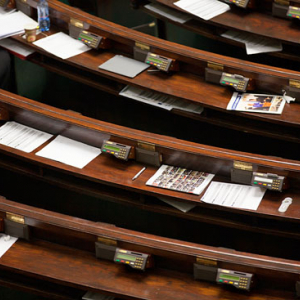 Sala Posiedzen Sejmu RP. Lawy poselskie.