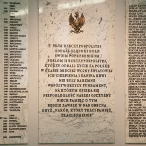 Tablica w holdzie parlamentarzystom poleglych w czasie II wojny swiatowej w Hallu glownym Sejmu.