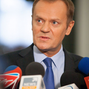 Premier Donald Tusk udzielajacy wywiadu w Hallu Glownym Sejmu 22-02-2013 r.