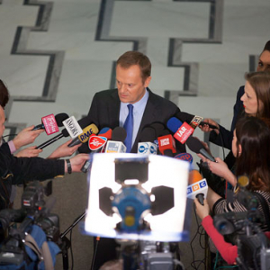 Premier Donald Tusk udzielajacy wywiadu w Hallu Glownym Sejmu 22-02-2013 r.