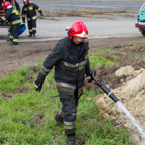 Katowice, wypadek awionetki podchodzacej do ladowania na lotnisku Muchowiec. W chwili zetkniecia sie z ziemia samolot kapotowal, pilot doznal lekkich obrazen. EU, PL, Slaskie.