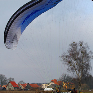 Pisz, Winter Masuria Paramotor Cup 2014, 15.02.2014r. Zawody motoparalotniowe rozgrywano przy silnym wietrze w wyniku czego pojawialy sie problemy ze startem i wywrotki. EU, PL, Warminsko-Mazurskie.
