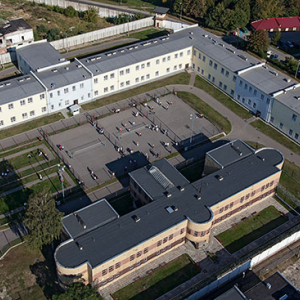 Ilawa, Zaklad Karny i wiezniowie na niedzielnym spacerze. EU, PL, Warm-Maz. Lotnicze.