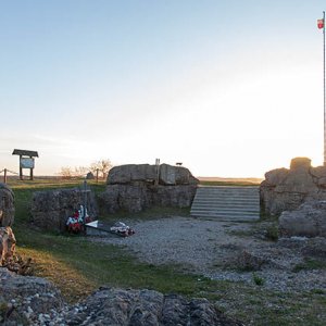 Gora Strekowa, ruiny schronu i pomnik kpt. Stanislawa Raginisa. EU, Pl, Podlaskie.