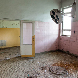 Legnica, opuszczony, poradziecki dawny szpital na terenie Lasku Zlotoryjskiego-sala operacyjna. EU, Pl, Dolnoslaskie.