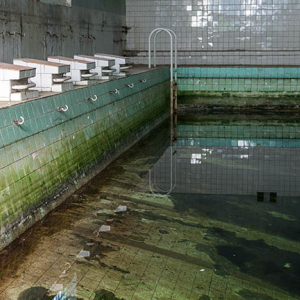 Legnica, opuszczony, poradziecki dawny szpital na terenie Lasku Zlotoryjskiego-infrastruktura basenu. EU, Pl, Dolnoslaskie.