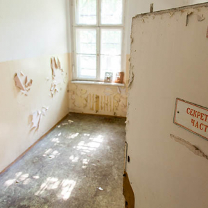 Legnica, opuszczony, poradziecki dawny szpital na terenie Lasku Zlotoryjskiego-szpitalne wnetrza. EU, Pl, Dolnoslaskie.