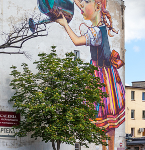 Bialystok, murale Dziewczynka z konewka autorstwa Natalii Rak. EU, PL, Podlaskie.