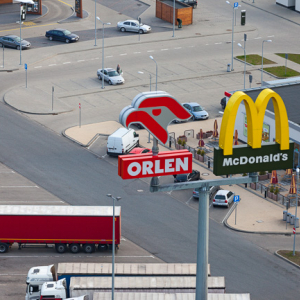 Maldyty, stacja paliw Orlen i McDonalds przy S7. EU, PL, Warm-Maz. Lotnicze.