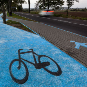 Lidzbark Warminski, 29.09.2016 r. Swiecaca sciezka rowoerowa usytuowana przy drodze wojewodzkiej 511, prowadzaca w kierunku jezioroa Wielochowskiego.