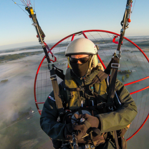 Jezioro Blanki, 15.08.2017. Wschod slonca w okolicy jeziora n/z motoparalotniarz.