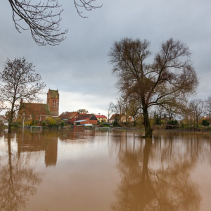 Lwowiec pow. bartoszycki. Intensywne, jesienne opady deszczu spowodowaly lokalne podtopienia poprzez wystapienie z koryta rz. Struga Mamlak.. EU, PL, warm-maz
