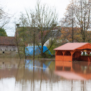 Lwowiec pow. bartoszycki. Intensywne, jesienne opady deszczu spowodowaly lokalne podtopienia poprzez wystapienie z koryta rz. Struga Mamlak.. EU, PL, warm-maz