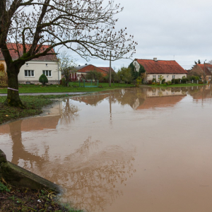 Lwowiec pow. bartoszycki. Intensywne, jesienne opady deszczu spowodowaly lokalne podtopienia poprzez wystapienie z koryta rz. Struga Mamlak.. EU, PL, warm-maz