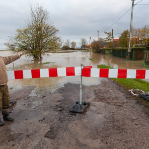 Lwowiec pow. bartoszycki. Intensywne, jesienne opady deszczu spowodowaly lokalne podtopienia poprzez wystapienie z koryta rz. Struga Mamlak.. EU, PL, warm-maz