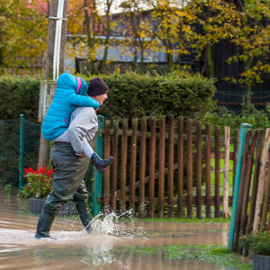 Lwowiec pow. bartoszycki. Intensywne, jesienne opady deszczu spowodowaly lokalne podtopienia poprzez wystapienie z koryta rz. Struga Mamlak.. EU, PL, warm-maz