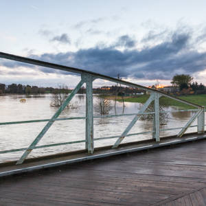 Prosna, pow. ketrzynski. Intensywne jesienne opady deszczu spowodowaly lokalne podtopienia poprzez wystapienie z koryta rz. Guber.. EU, PL, warm-maz
