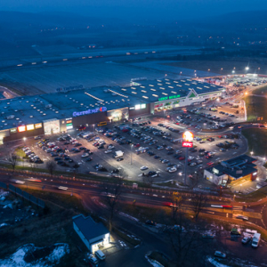 Klodzko, ulica Noworudzka i centrum handlowe Galeria Twierdza Klodzko. EU, Pl, dolnoslaskie. Lotnicze.