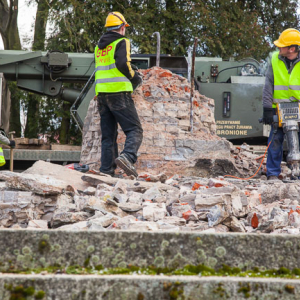 Lidzbark Warminski, demontaz Pomnika Wdziecznosci Armii Radzieckiej, na skutek wejscia w zycie ustawy dekomunizacyjnej. EU, PL, warm-maz. Lotnicze.