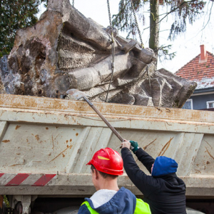 Lidzbark Warminski, demontaz Pomnika Wdziecznosci Armii Radzieckiej, na skutek wejscia w zycie ustawy dekomunizacyjnej. EU, PL, warm-maz. Lotnicze.