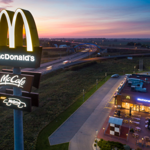 Nowy Dwor Gdanski, 06.10.2018 r. Mcdonalds przy drodze nr 7 EU, PL, Pomorskie, Lotnicze