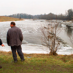 EU, Pl, warm-maz. Gorowo Ilaweckie, powodz 2/3.02.2000 r. Pusty zbiornik po zejsciu wody.
