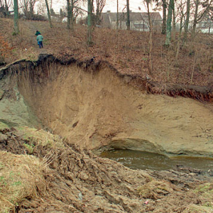 EU, Pl, warm-maz. Gorowo Ilaweckie, powodz 2/3.02.2000 r. Przerwana grobla pod naporem wody.