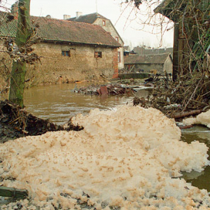 EU, Pl, warm-maz. Gorowo Ilaweckie, powodz 2-3.02.2000 r. Zniszczenia miasta po przejsciu wody.