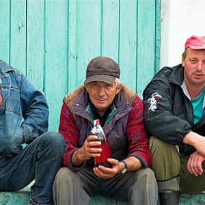 Bezrobotni przed sklepem w Raczkach (podlaskie)