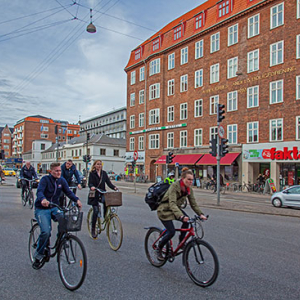 Kopenhaga (Dania). Rowerzysci na ulicy Amagerbrogade