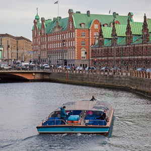 Kopenhaga (Dania). Statek wycieczkowy na kanale okalajacym wyspe Slotsholmen