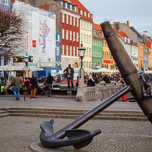 Kopenhaga (Dania). Pomnik kotwica przy Kings New Market Square