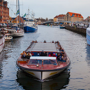 Kopenhaga (Dania). Nyhavn, portowy zaulek nad kanalem w starej czesci miasta