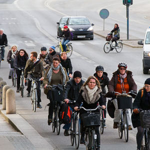 Kopenhaga (Dania). Mieszkancy miasta wracjacy po pracy do domow ulica Borshgade