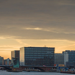 Kopenhaga (Dania). Panorama przez kanal na most Langebro