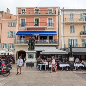 Saint-Tropez (Francja) 16.09.2015 r. nabrzeze Ouai Gabriel Peri z restauracjami portowymi.