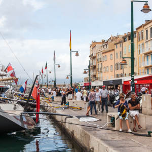 Saint-Tropez (Francja) 16.09.2015 r. nabrzeze Ouai Gabriel Peri z restauracjami portowymi.