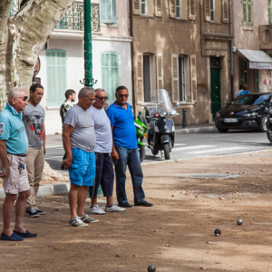 Saint-Tropez (Francja) 16.09.2015 r. Petanka, francuska gra zrecznosciowa grana przez mezczyzn w parku Boulevard Vasserot.