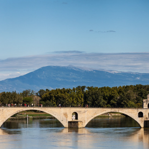 Avignon, (Francja) 16.09.2015 r. panorama na Most PontAvignon na rzece Le Rhone.