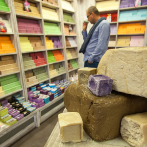 Avignon, (Francja) 16.09.2015 r. sklep z pamiatkami oferujacy mydlo zapachowe.