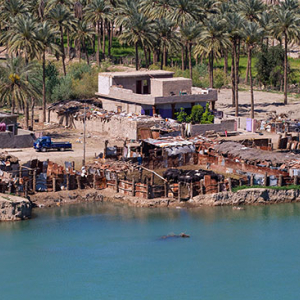 Irak, Babilon, Lewobrzezna czesc starozytnego miasta z widokiem na terazniejsze slumsy.