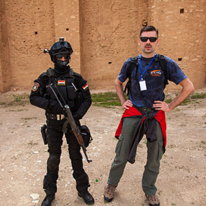 Privat, z funkcjonariuszem SWAT w Iraku.