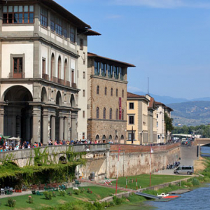 Nabrzeze przy Laungarno Generale Diaz nad rzeka Arno we Florencji. EU, Italia.