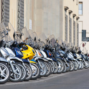 Zaparkowane skutery przy Laungarno Generale Diaz we Florencji. EU, Italia.
