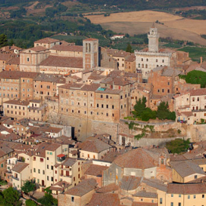 Panorama na miasto Montepulciano. EU, Italia, Toskania. LOTNICZE.