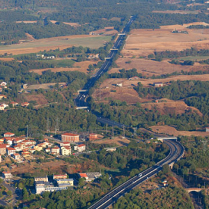 Autostrada A1 przebiegajaca przez Ponticino. EU, Italia, Toskania. LOTNICZE.