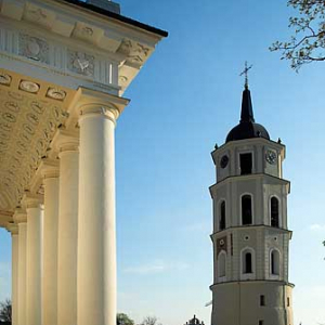 Litwa-Wilno. Kolumny przed Katedrą.